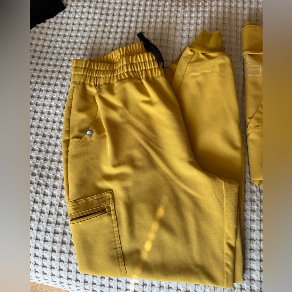 FIGS LIGHT GOLD SCRUB SET